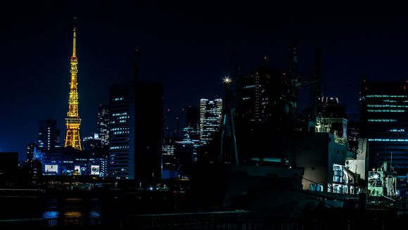 Facts on Japan: Tokyo Tower turns orange at night.