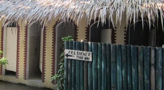 La Primavera Beach Resort, Matabungkay Batangas: Toilets and shower rooms opposite the grilling area.  It's better to use the shower adjacent the swimming pool.